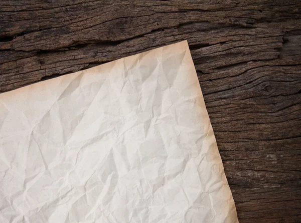 Vecchia carta stropicciata su piastra di legno — Foto Stock