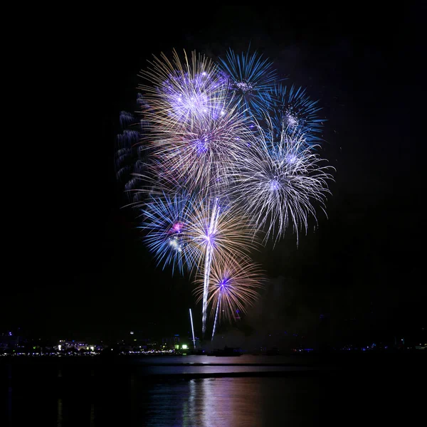 Fogos de artifício florescendo cor mista de noite celebração — Fotografia de Stock