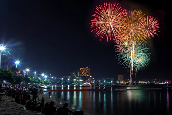 Fogos de artifício florescendo cor mista de noite celebração — Fotografia de Stock