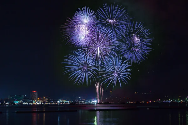 绽放的烟花，混合颜色的节日之夜 — 图库照片