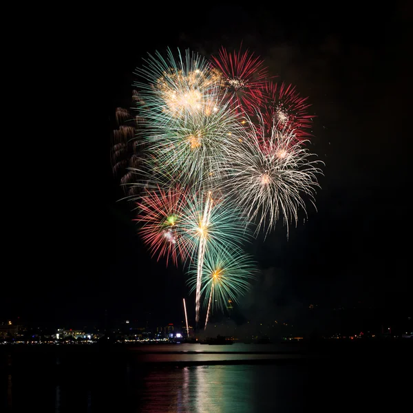 Fogos de artifício florescendo cor mista de noite celebração — Fotografia de Stock