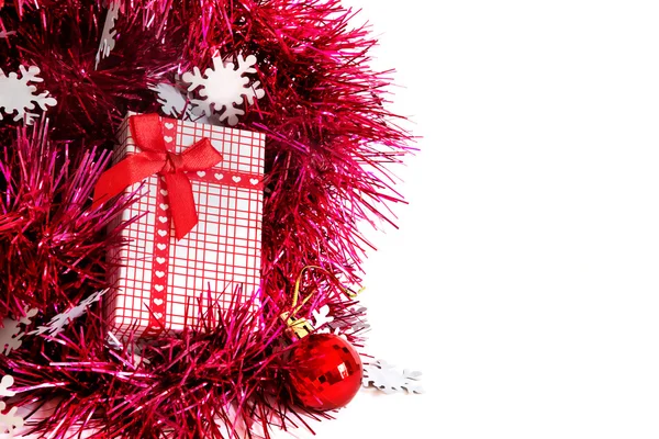 Червона мила подарункова коробка з різдвяним м'ячем — стокове фото
