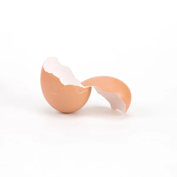 Cáscara de huevo rota y agrietada sobre fondo blanco — Foto de Stock