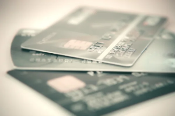 Nahaufnahme beim Stapeln von Kreditkarten, selektiver Fokus durch sehr flache Fokussierung — Stockfoto