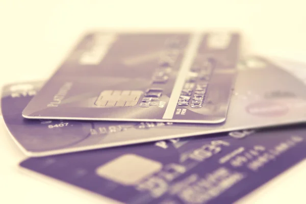 Gros plan empilant des cartes de crédit, mise au point sélective par mise au point très peu profonde — Photo