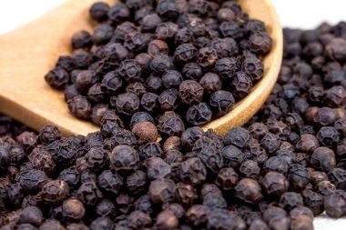 Tahta kaşık içinde closeup kara biber