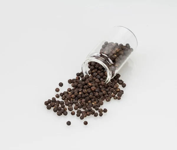 クローズ アップ乾燥白い背景の黒胡椒 — ストック写真
