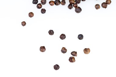 tatlı beyaz arka planda siyah biber kurutulmuş