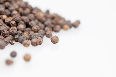 tatlı beyaz arka planda siyah biber kurutulmuş