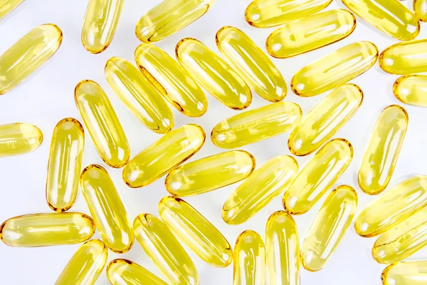 Closeup amarelo suave suplemento de gelatina cápsula de óleo de peixe — Fotografia de Stock