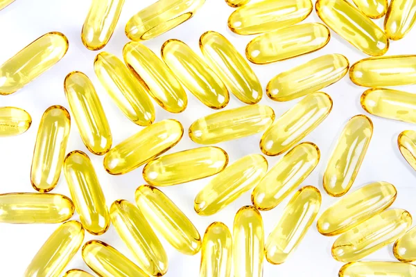 Closeup amarelo suave suplemento de gelatina cápsula de óleo de peixe — Fotografia de Stock