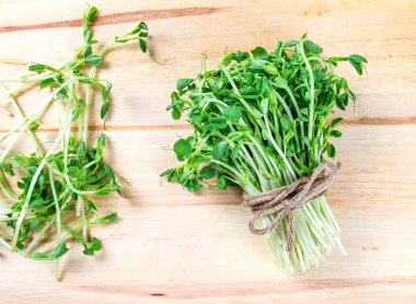 closeup yeşil bezelye Filiz ahşap arka plan üzerinde