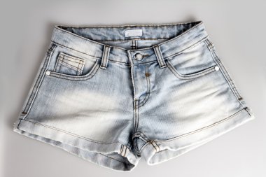 hafif mavi kısa jean pantolon