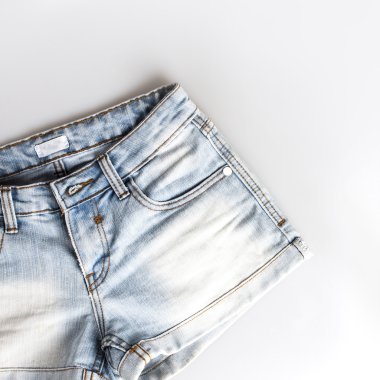 hafif mavi kısa jean pantolon