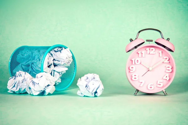 Estilo retro y vintage del reloj despertador anticuado y papel torpe — Foto de Stock