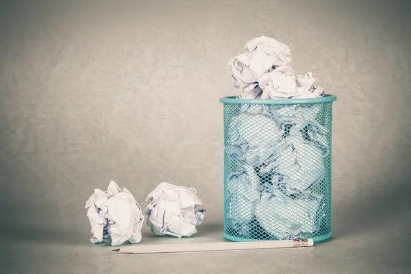 Estilo retro y vintage de la idea de desperdicio de papel arrugado — Foto de Stock