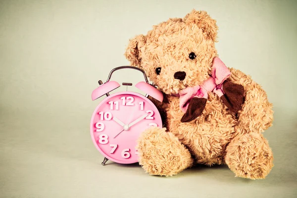 Retro e estilo vintage de relógio de alarme antiquado e boneca bonito — Fotografia de Stock