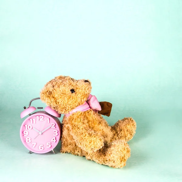 レトロ、ビンテージ スタイルの昔ながらの目覚まし時計、かわいい人形 — ストック写真