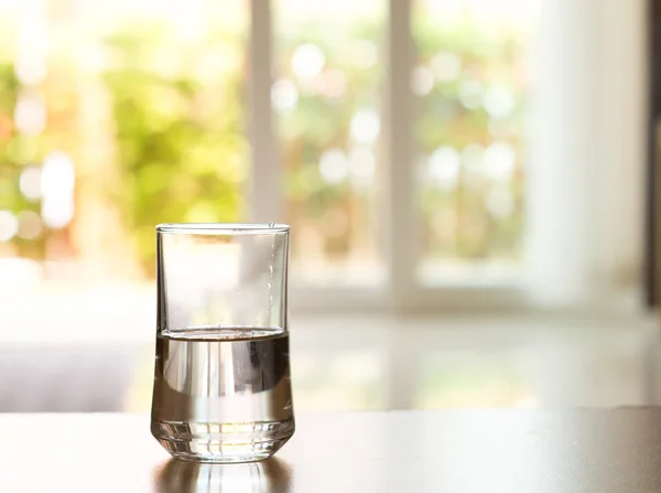 Primer plano Vaso de agua sobre la mesa en la sala de estar — Foto de Stock