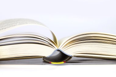beyaz arkaplan üzerine açılan kitap