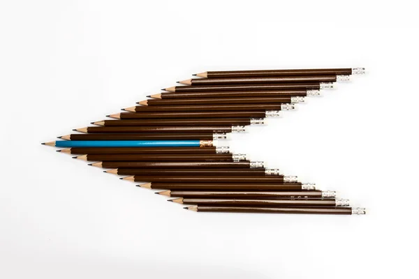 木制铅笔与一条不同的安排作为头箭头 — 图库照片