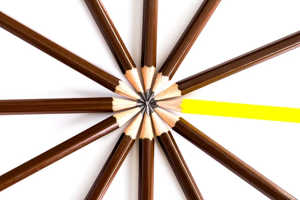 棕色木制铅笔排列成圆形与不同之一 — 图库照片