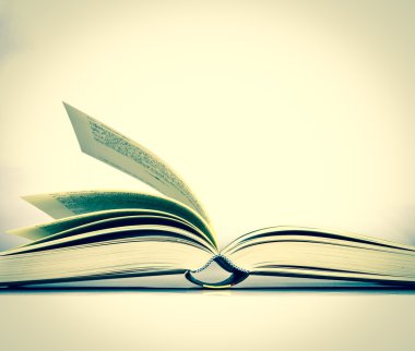 Beyaz arka plan üzerine açık kitap retro ve vintage sesi