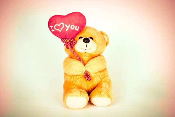 Αρκούδα χαριτωμένο κούκλα με την έννοια της αγάπης, σε λευκό φόντο — Φωτογραφία Αρχείου