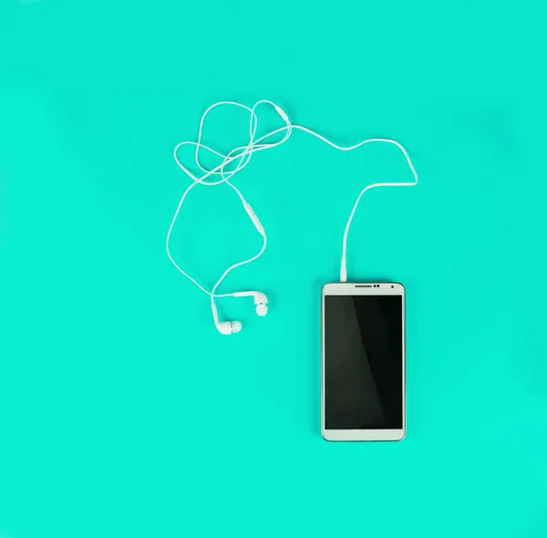 Căști albe pentru utilizarea cu muzică digitală sau telefon inteligent — Fotografie, imagine de stoc