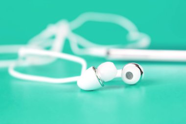 dijital müzik çalar ile kullanmak için beyaz kulaklık seçici odak 