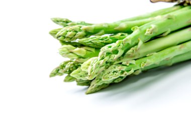 Beyaz arka plan üzerinde kahverengi şerit ile kuşkonmaz bağlamak