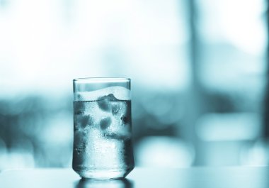 bardak buzlu masada soğuk taze içecek