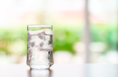 bardak buzlu masada soğuk taze içecek