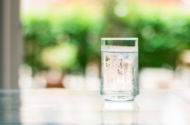 bardak buzlu masada soğuk taze içecek