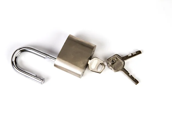 Cadeado meálico com a chave no fundo branco — Fotografia de Stock