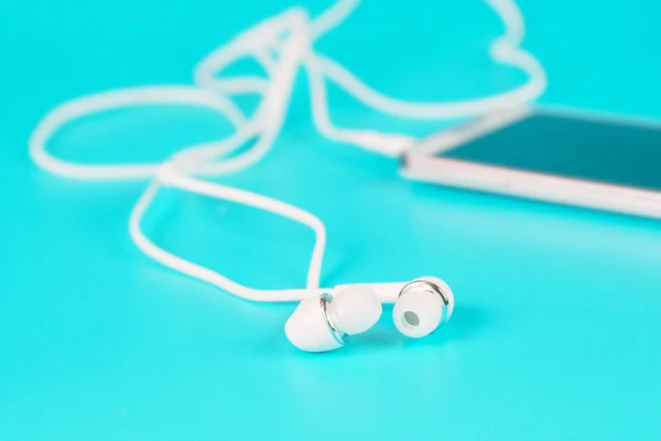 Fokus selektif dari earphone putih untuk digunakan dengan musik digital — Stok Foto