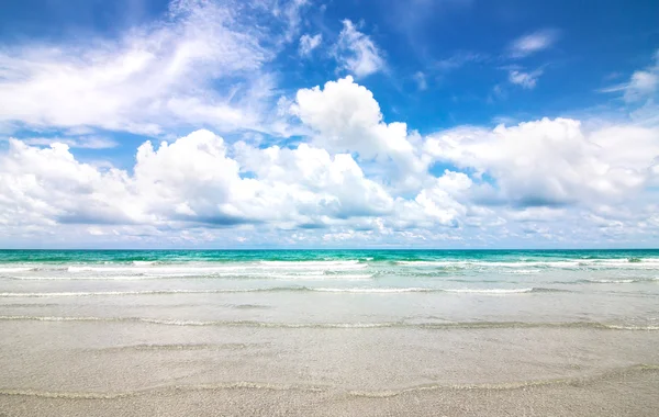 Море и голубое небо с облаками в солнечный день — стоковое фото
