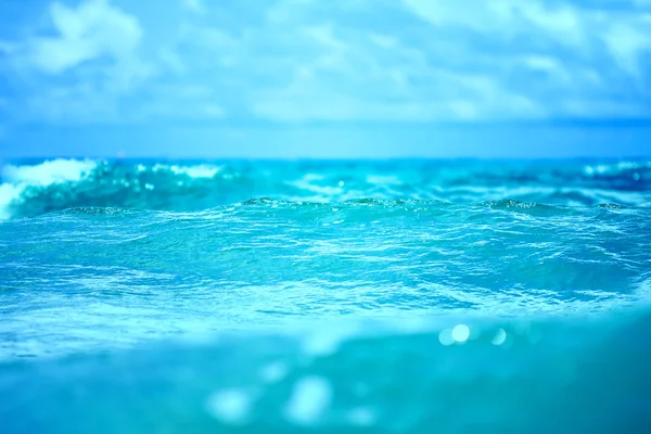 Primo piano superficie dell'acqua di mare — Foto Stock