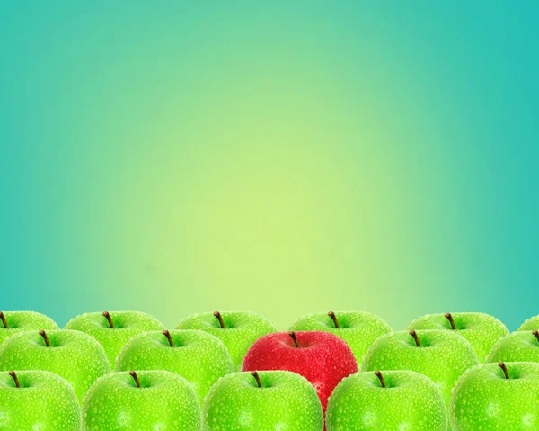 Lugar manzana roja sobre fondo verde retro entre manzana verde con gotita de agua, concepto único o diferente — Foto de Stock