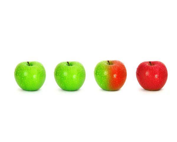 Pomme fraîche rouge demi-verte avec gouttelettes d'eau, évolution de l'environnement ou concept modifié — Photo