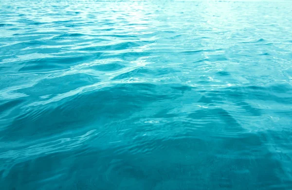 Fechar a superfície da água do mar ou do oceano — Fotografia de Stock