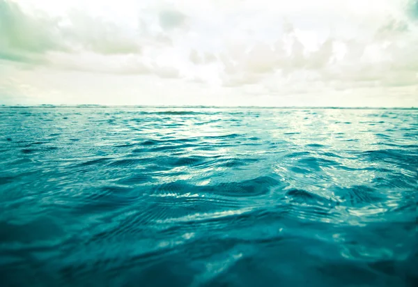 Foco seletivo na superfície do mar e céu azul com nuvens em c — Fotografia de Stock