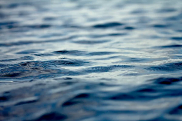 Zblízka vodní hladiny moře a oceánu, selektivní zaměření — Stock fotografie