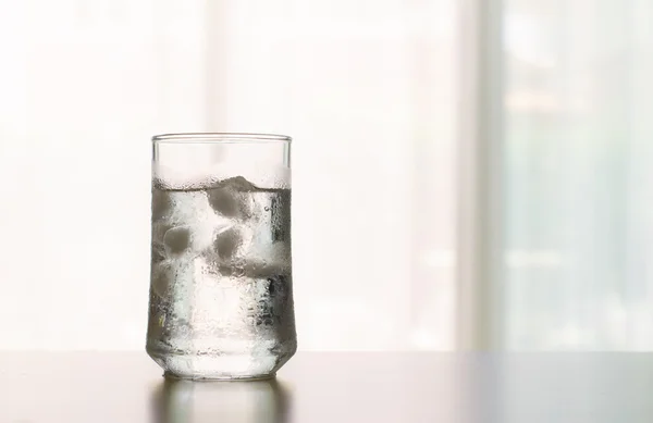 Verre de boisson fraîche fraîche fraîche avec glaçon sur la table — Photo