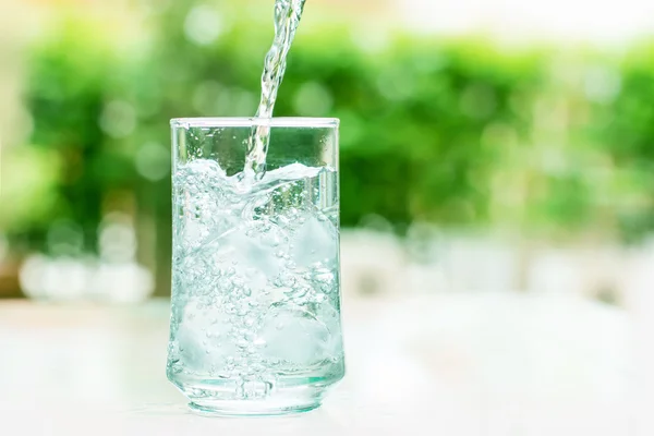 Склянка прохолодної води з деяким рухом потоку води — стокове фото