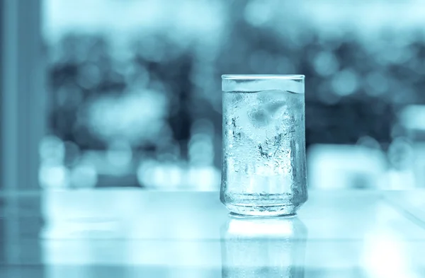 Verre de boisson fraîche fraîche fraîche avec glaçon sur la table — Photo