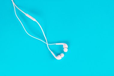dijital müzik veya akıllı telefon kullanmak için beyaz kulaklık