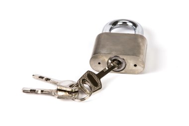 Beyaz arka plan üzerinde anahtarı ile mealic asma kilit