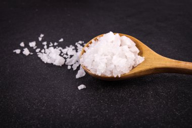 arka plan üzerinde siyah taş tuz kristallerinin plaka