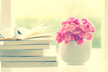 kitapların arka plan ile taze pembe karanfil çiçek